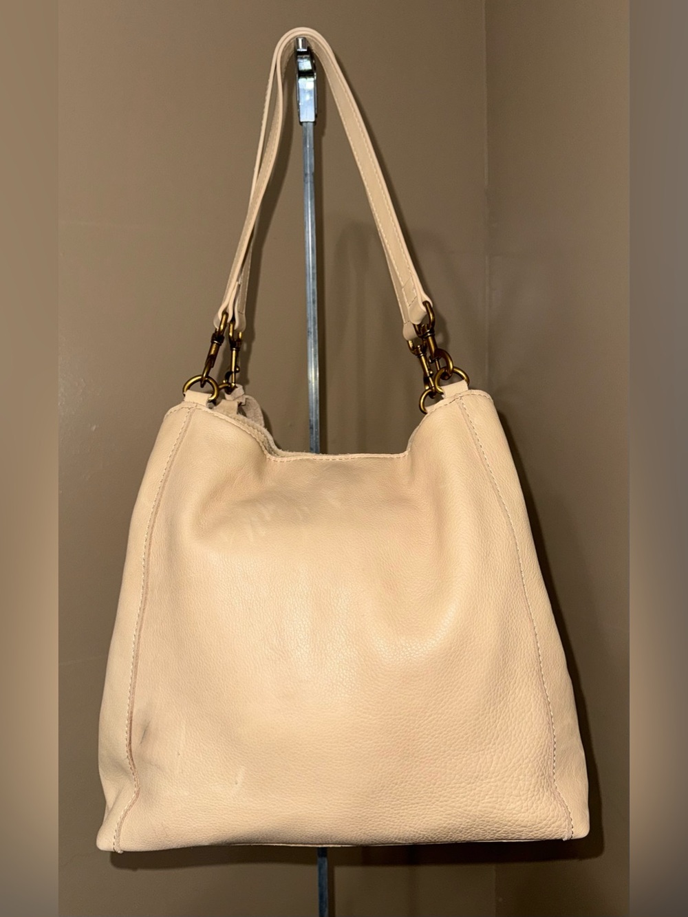 AMERICAN LEATHER CO. Cream Leather Shoulder Bag. - Picture 2 of 14